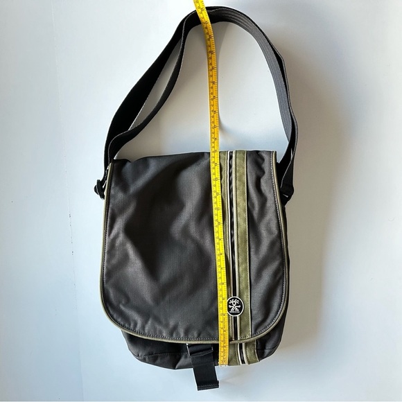 Crumpler Unisex Lightweight Friday Nylons Vertical Messenger Laptop Bag - Picture 13 of 17